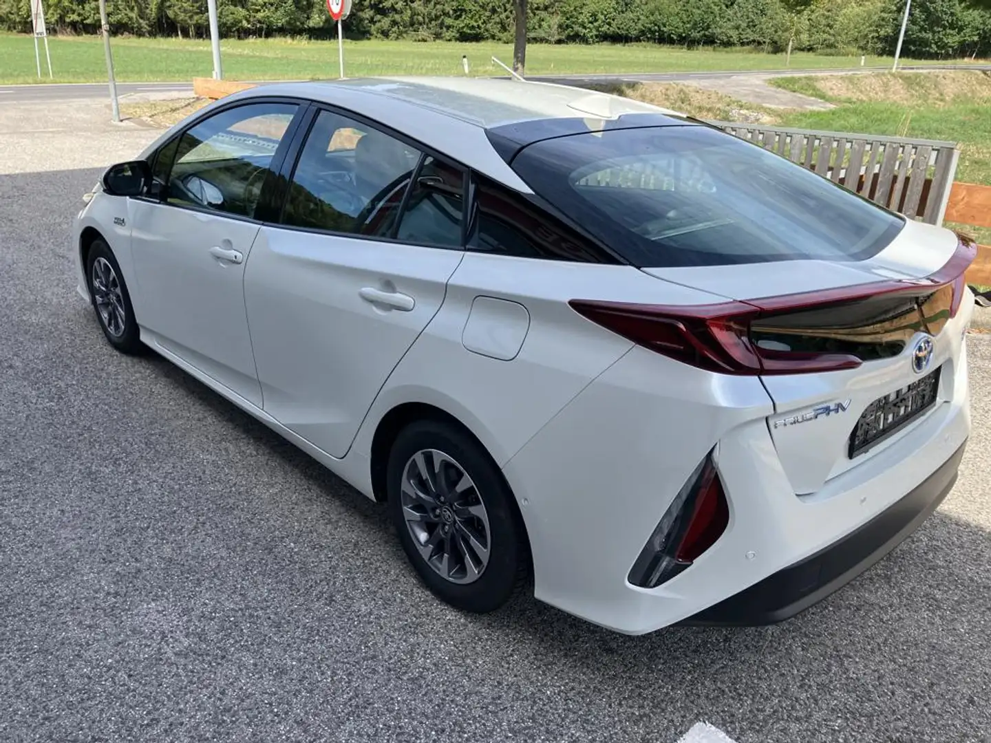 Toyota Prius Prius 1,8 VVT-i PHEV Lounge inkl Vip Paket Weiß - 1