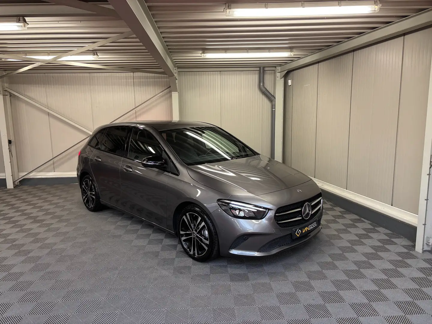Mercedes-Benz B 180 B 180 7G-DCT Launch Edition Nightpakket Gris - 1