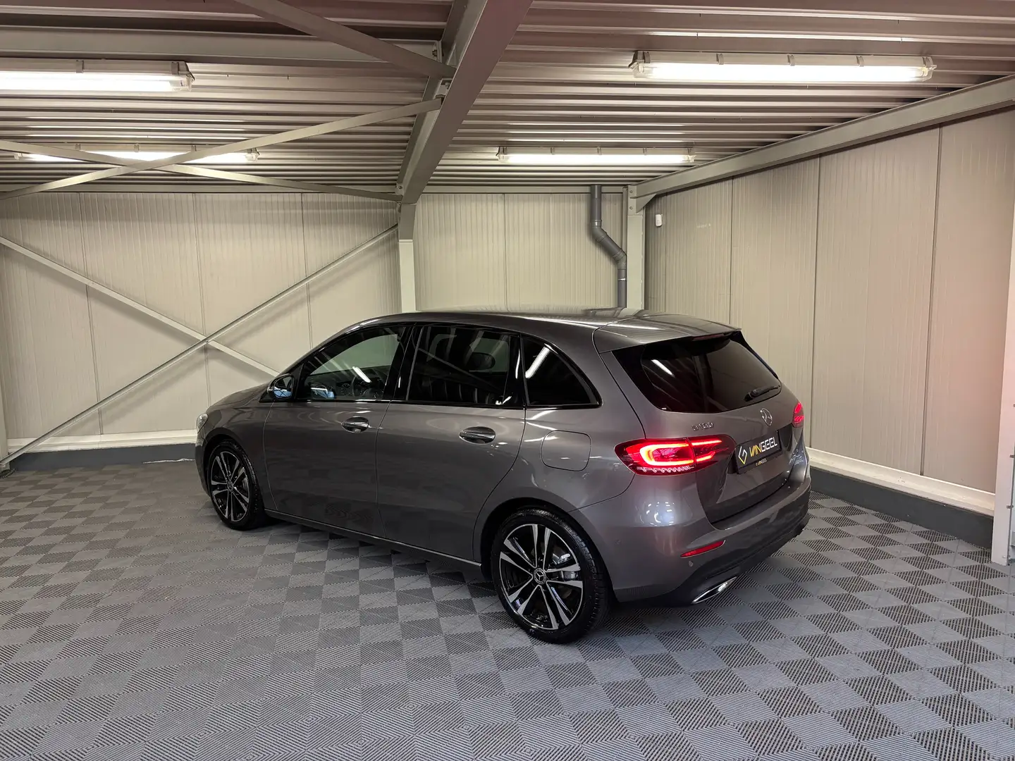 Mercedes-Benz B 180 B 180 7G-DCT Launch Edition Nightpakket Gris - 2