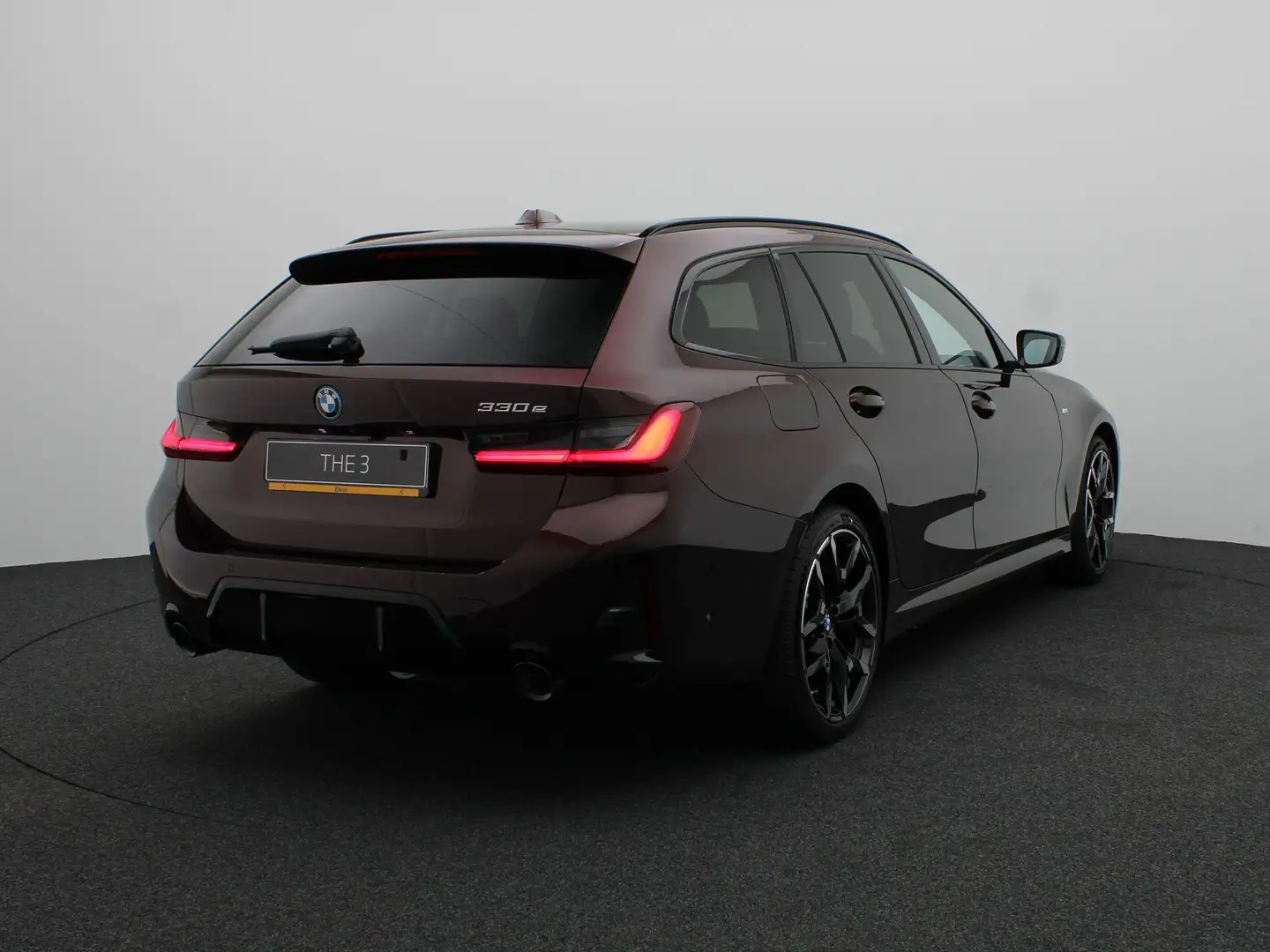 BMW 330 3 serie Touring 330e Individual Lak | M Sportpakke Rood - 2
