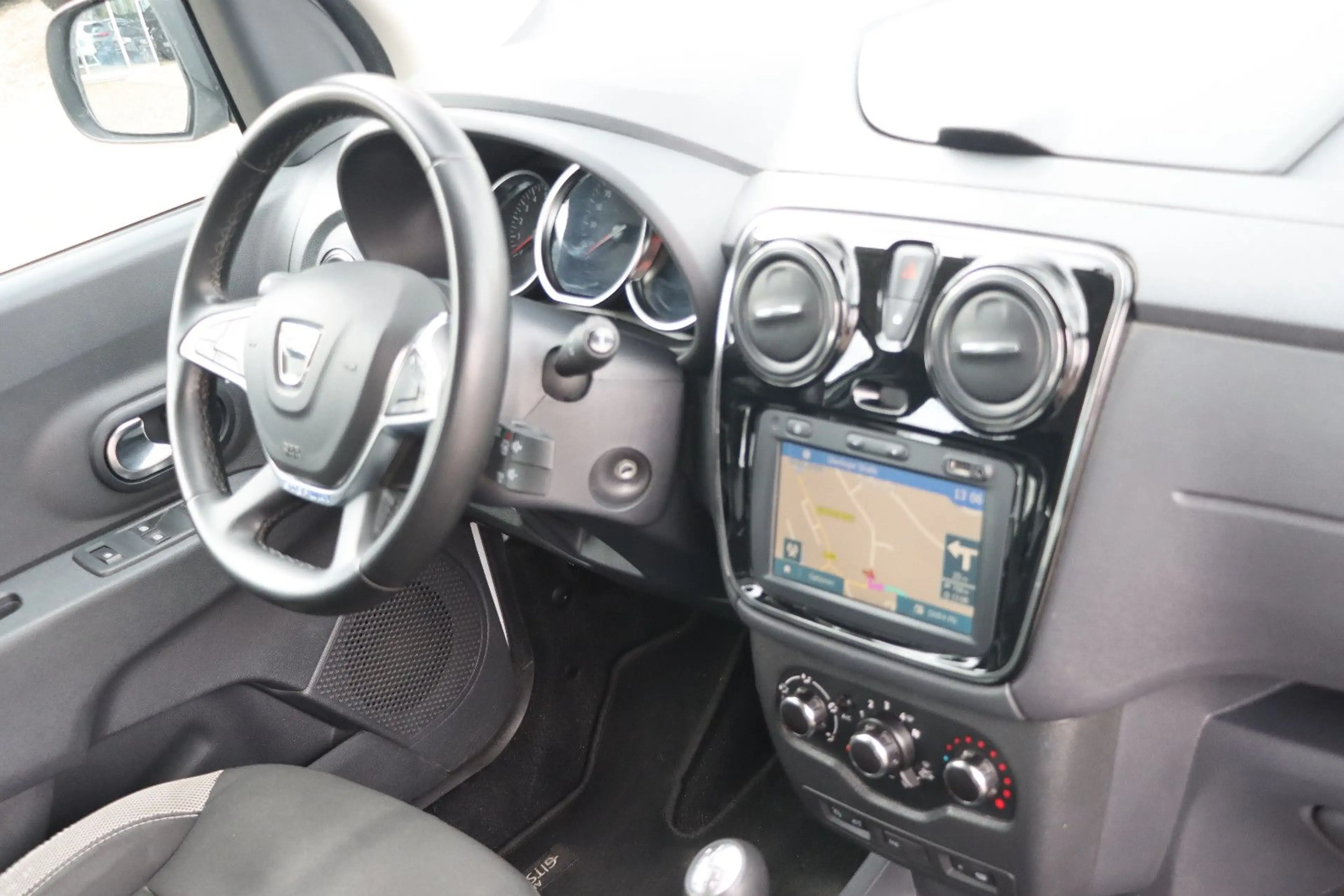 Dacia Lodgy Stepway  1.HAND l NAVI l KAMERA l 7-SITZER — photo 7