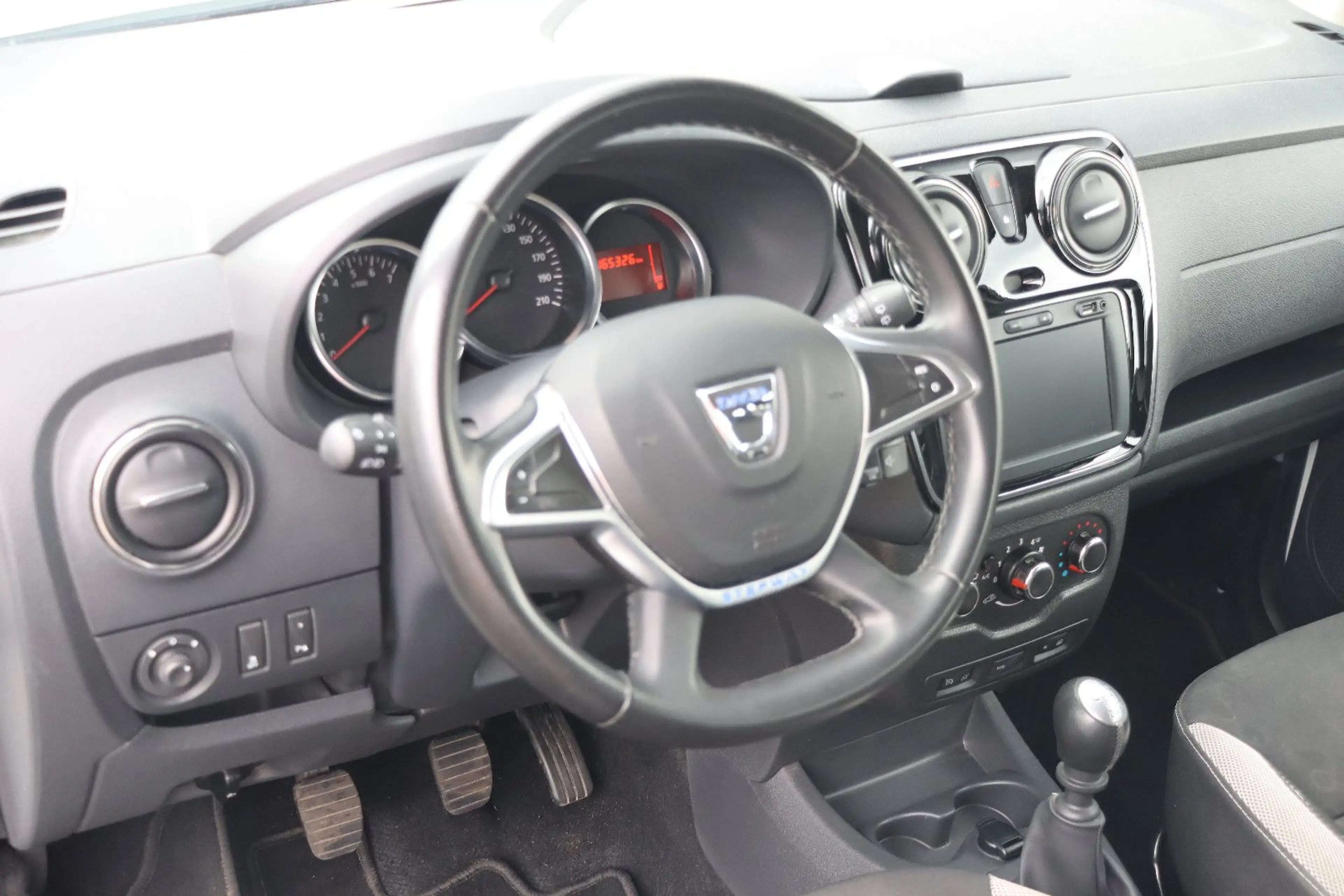 Dacia Lodgy Stepway  1.HAND l NAVI l KAMERA l 7-SITZER — photo 13