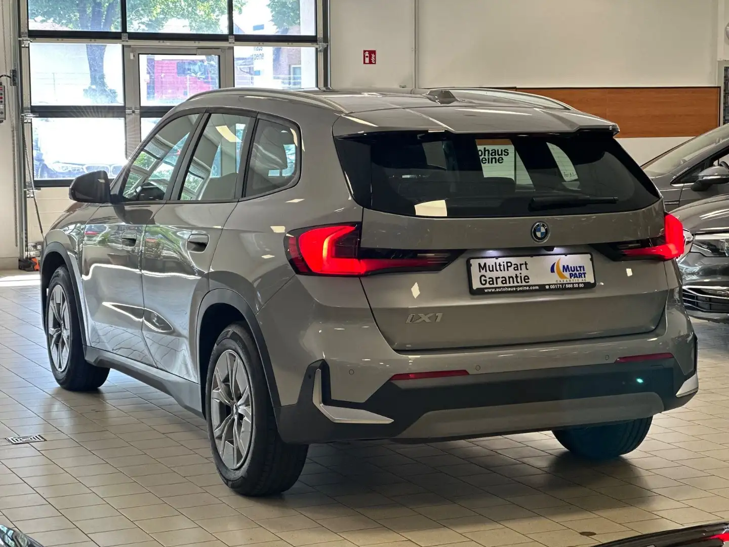 BMW iX1 30 xDrive HUD/ParkSyst/SportSitze/KeyLessGo Stříbrná - 2