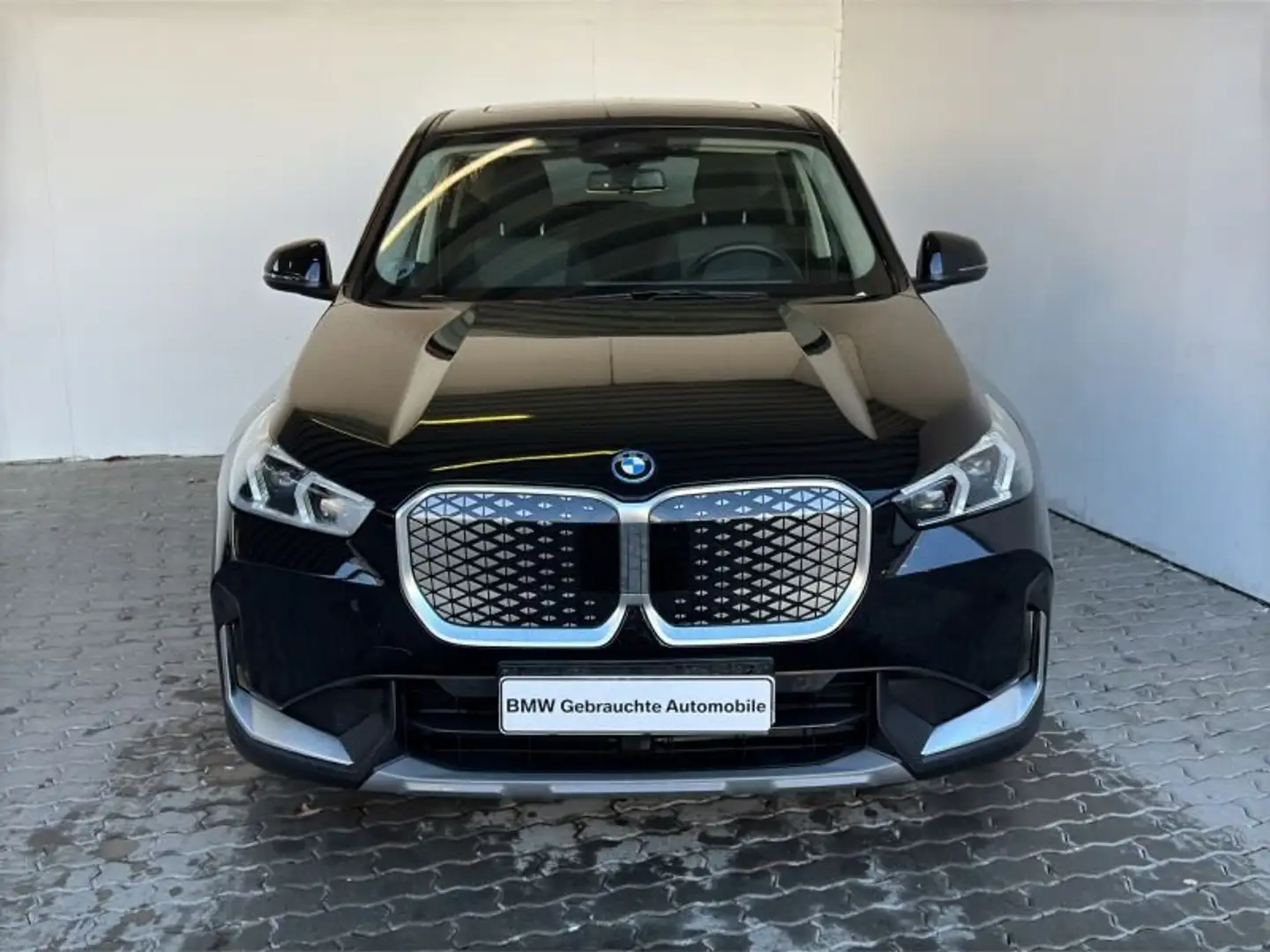 BMW iX1 xDrive30 Schwarz - 2