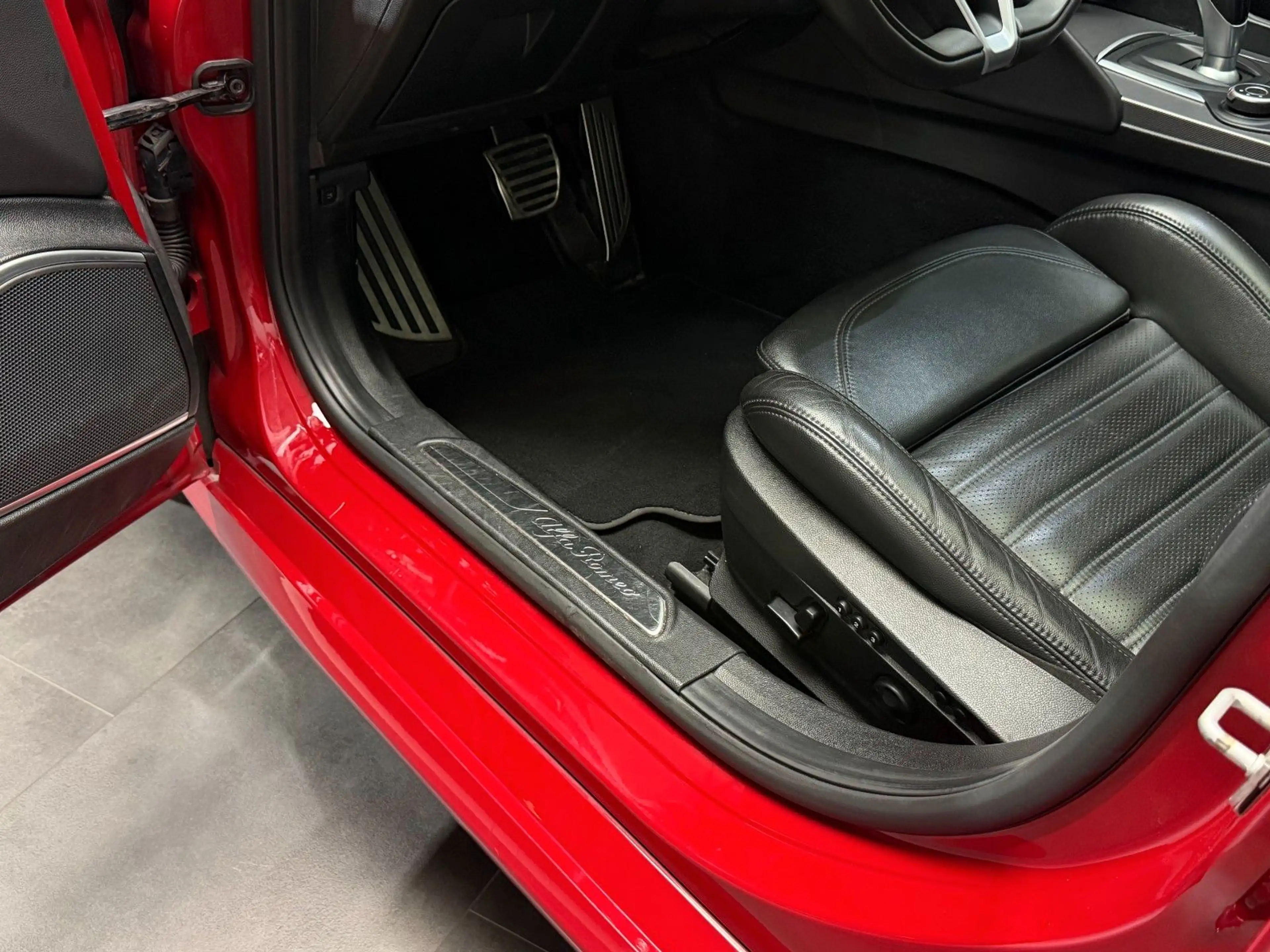 Alfa Romeo Giulia Veloce Q4 ACC RFK Bi-Xenon Pano H&K — photo 12