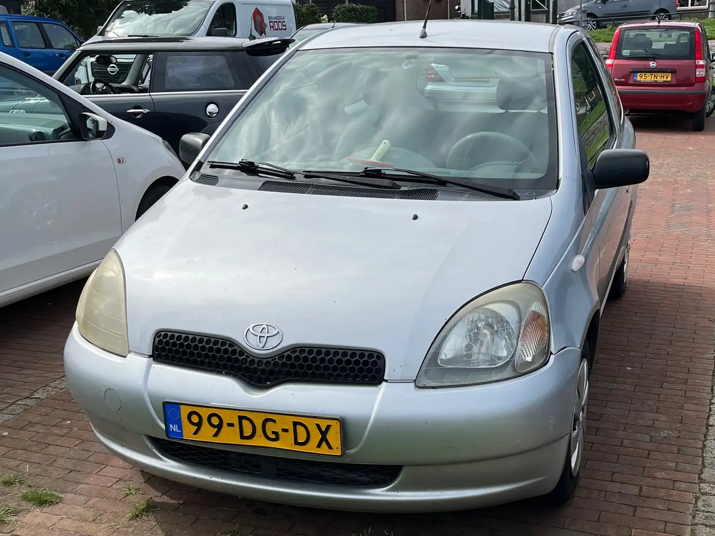 Toyota Yaris Yaris 1.0-16V VVT-i Terra Серебристый - 1