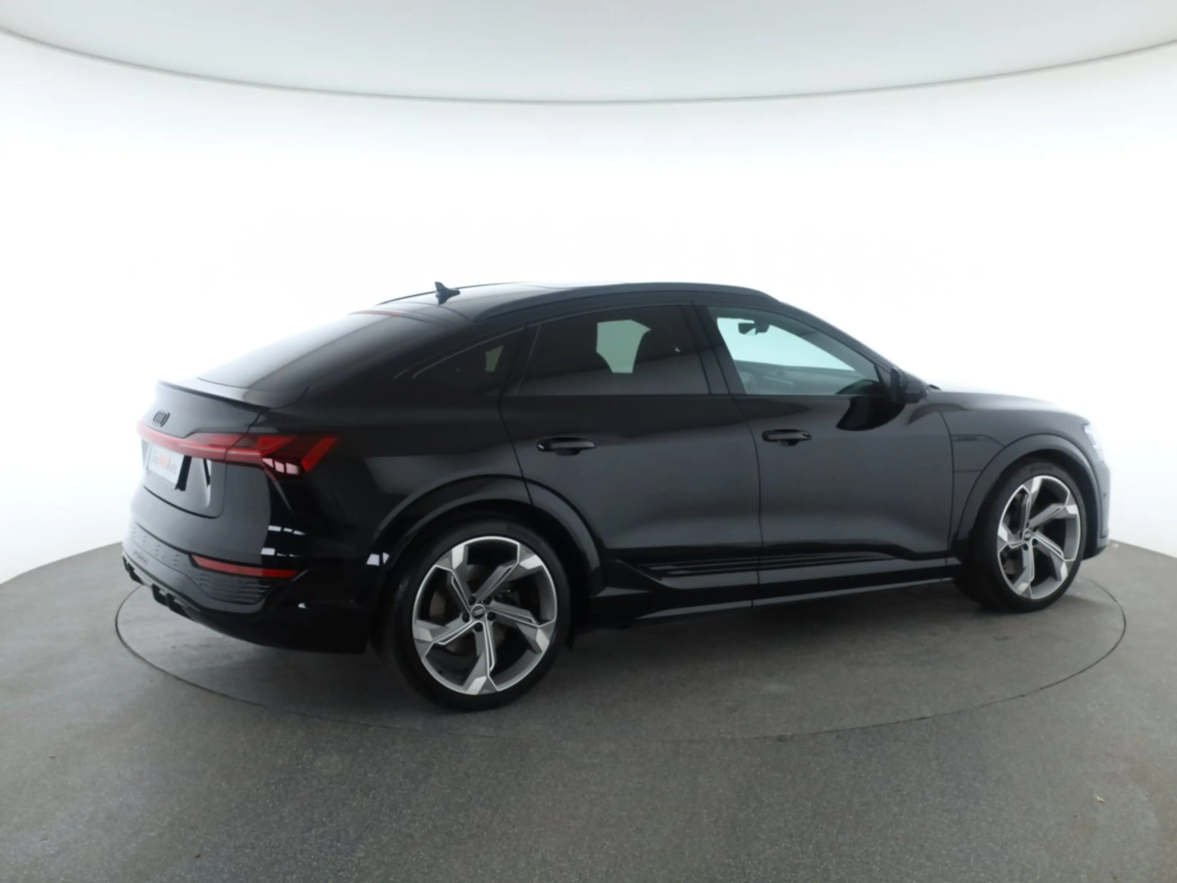 Audi SQ8 e-tron quattro — photo 5