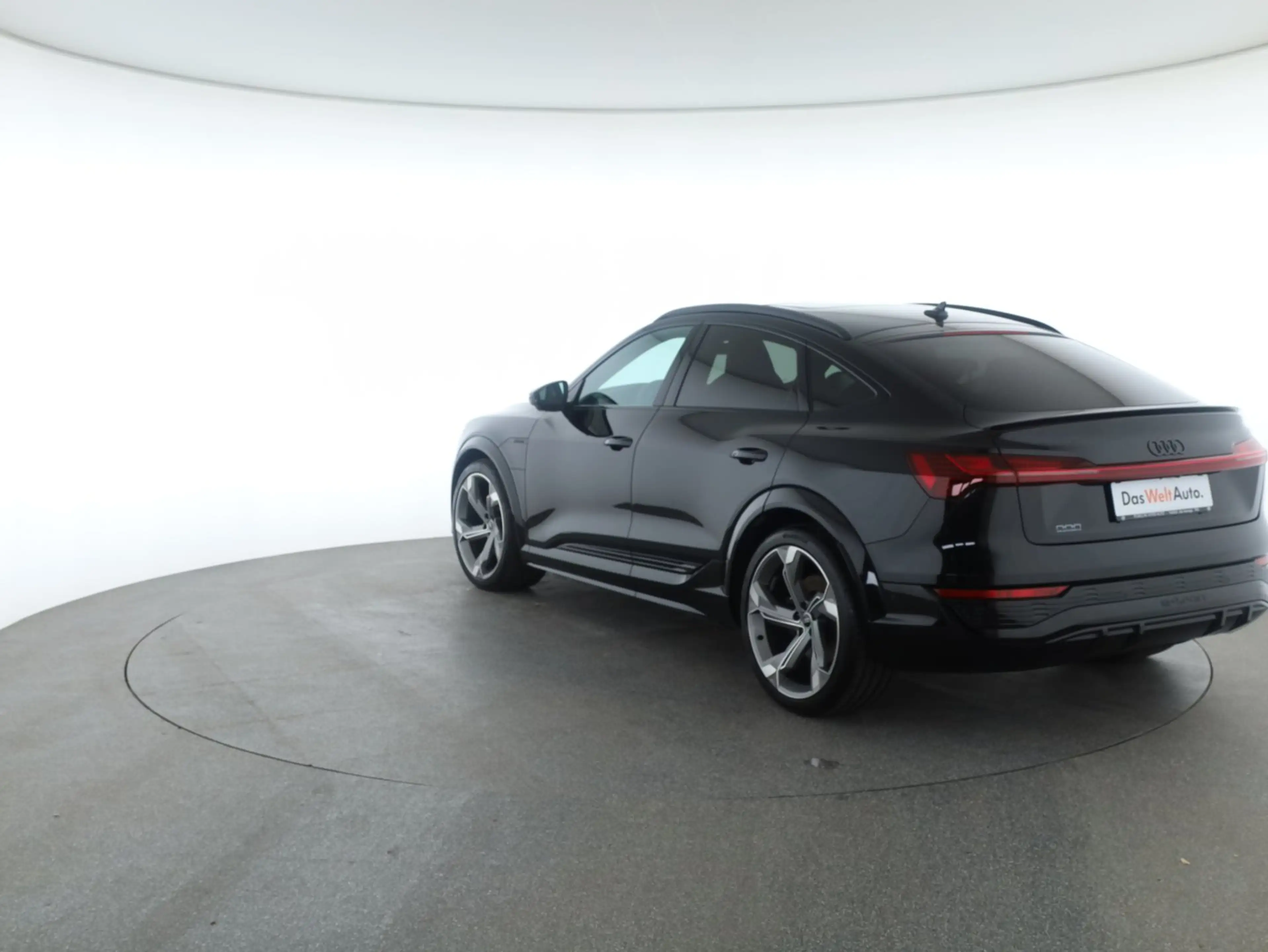 Audi SQ8 e-tron quattro — photo 7
