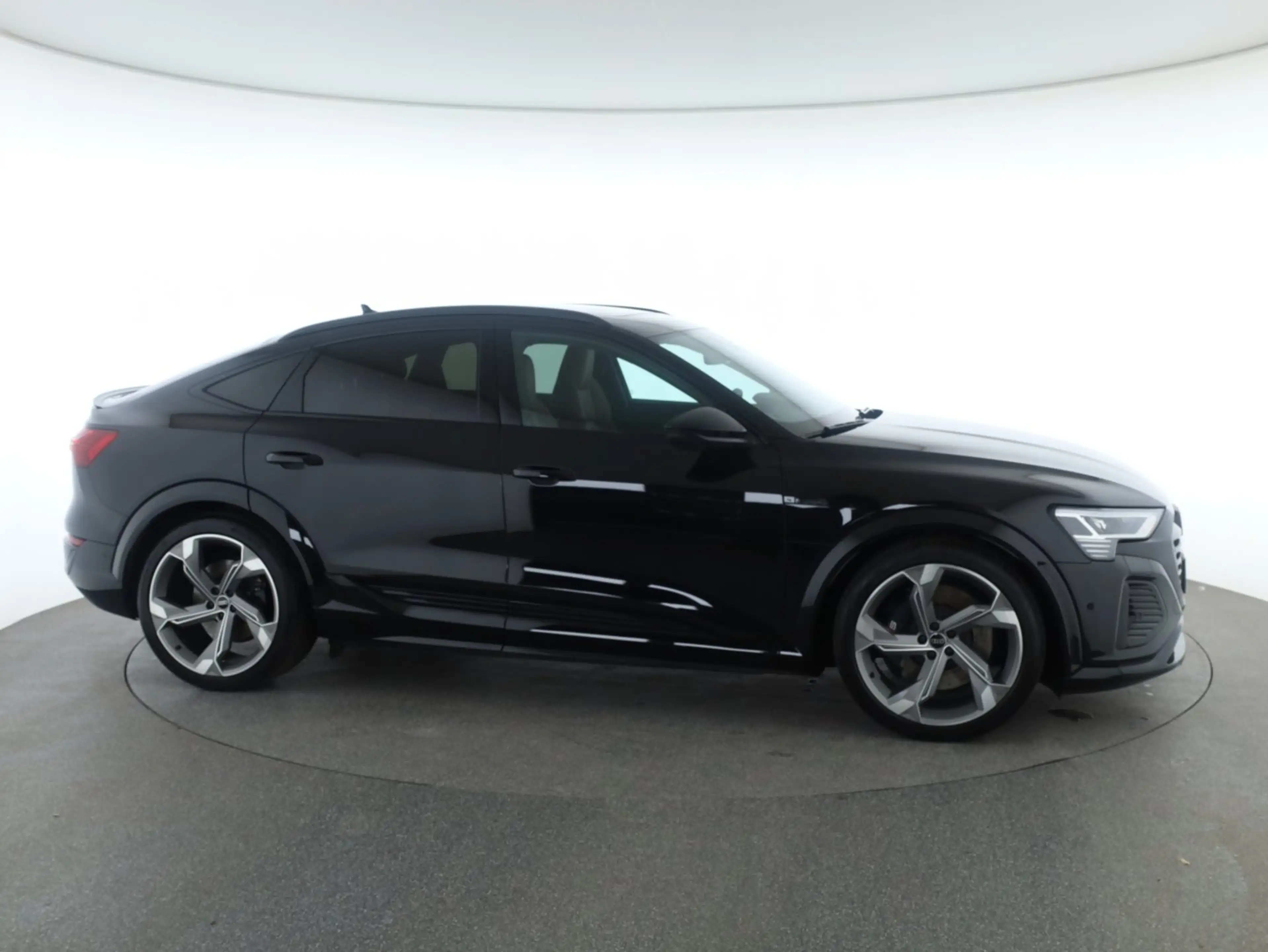 Audi SQ8 e-tron quattro — photo 4