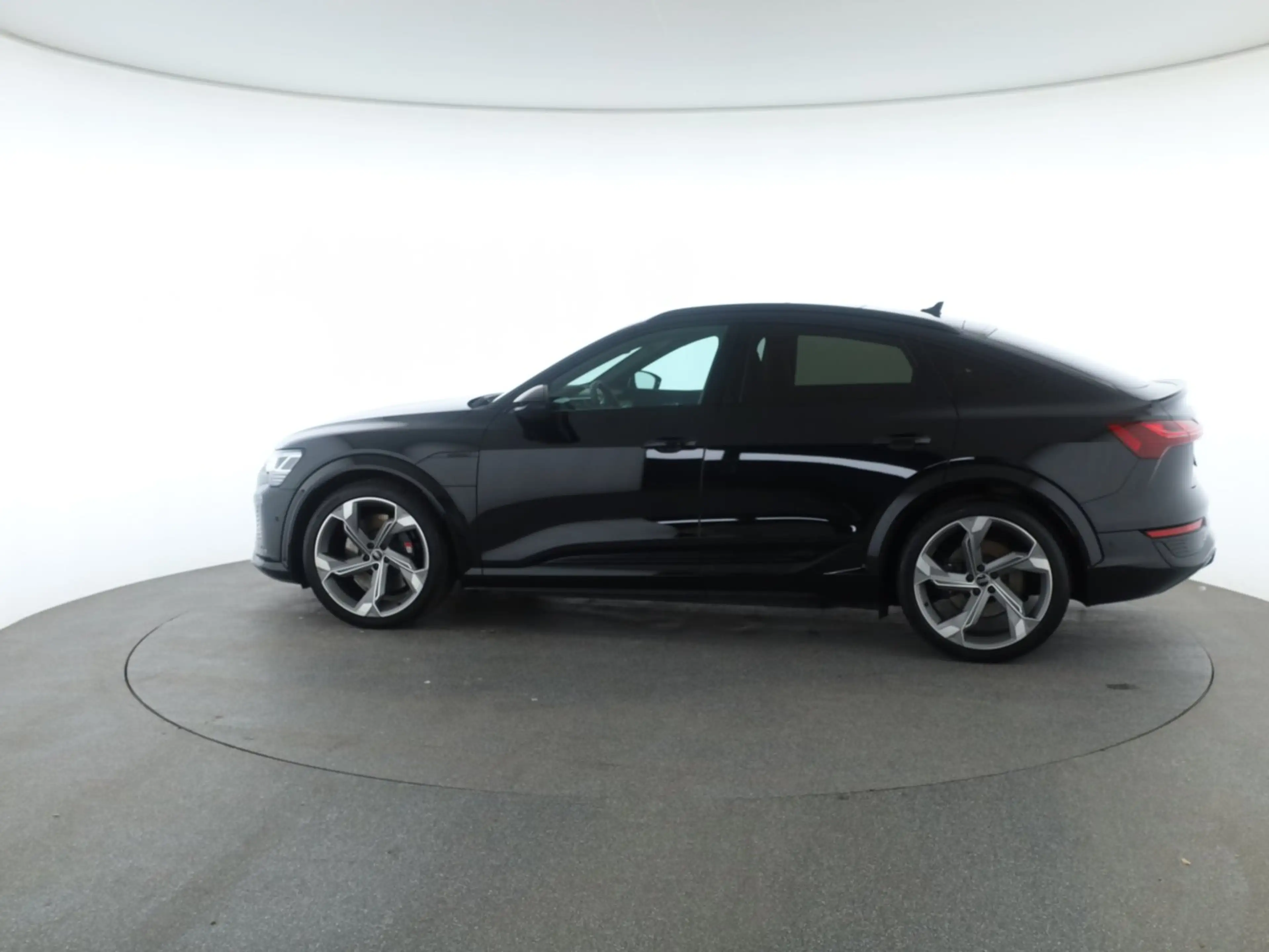 Audi SQ8 e-tron quattro — photo 8
