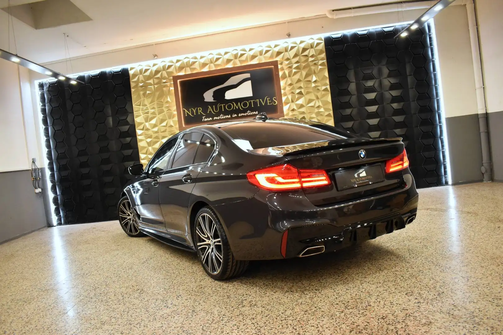 BMW 530 i xDrive Aut. M-PERFORMANCE, LED, HUD, SOFT CLOSE, KAMERA, LEDER Grau - 2