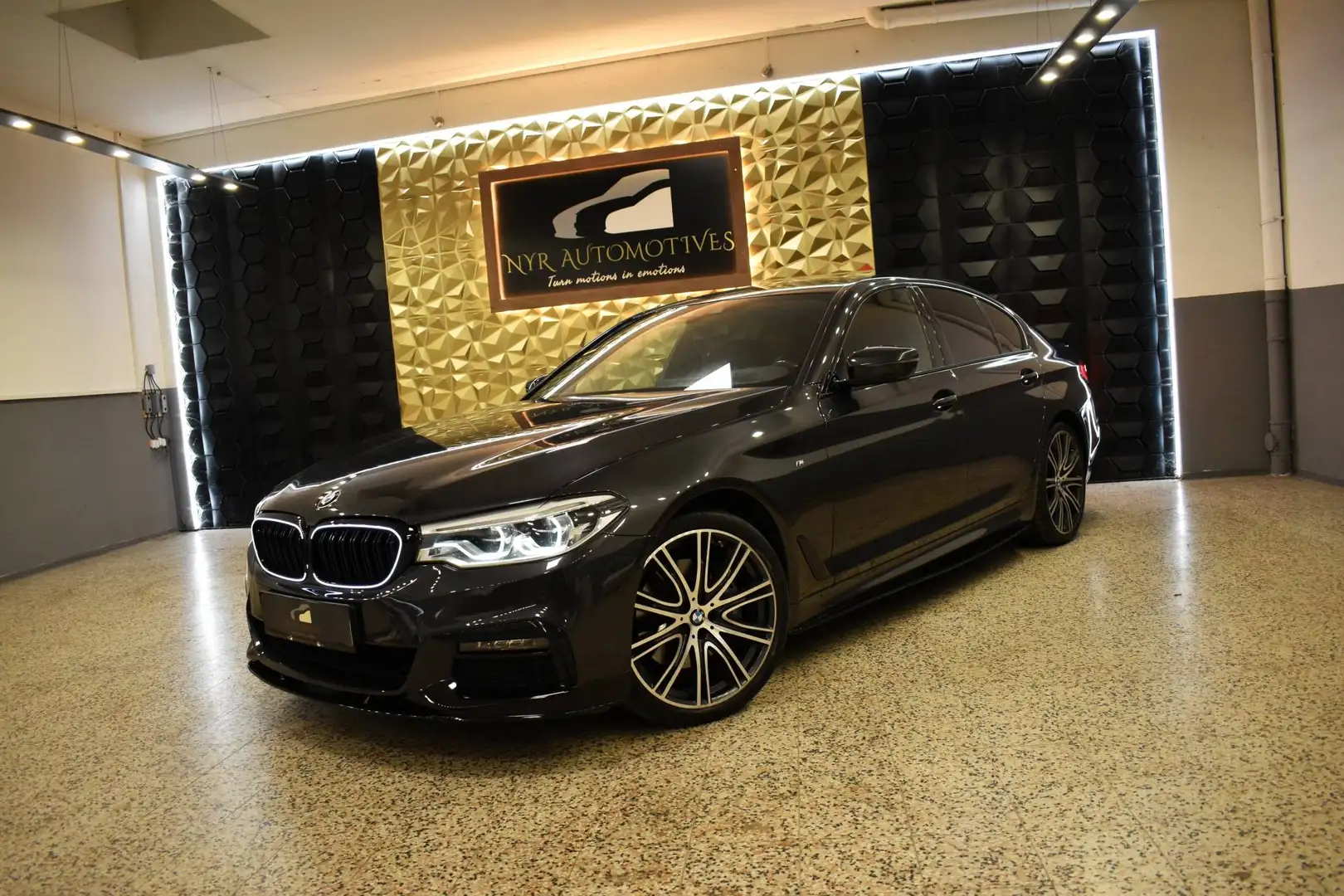 BMW 530 i xDrive Aut. M-PERFORMANCE, LED, HUD, SOFT CLOSE, KAMERA, LEDER Grau - 1