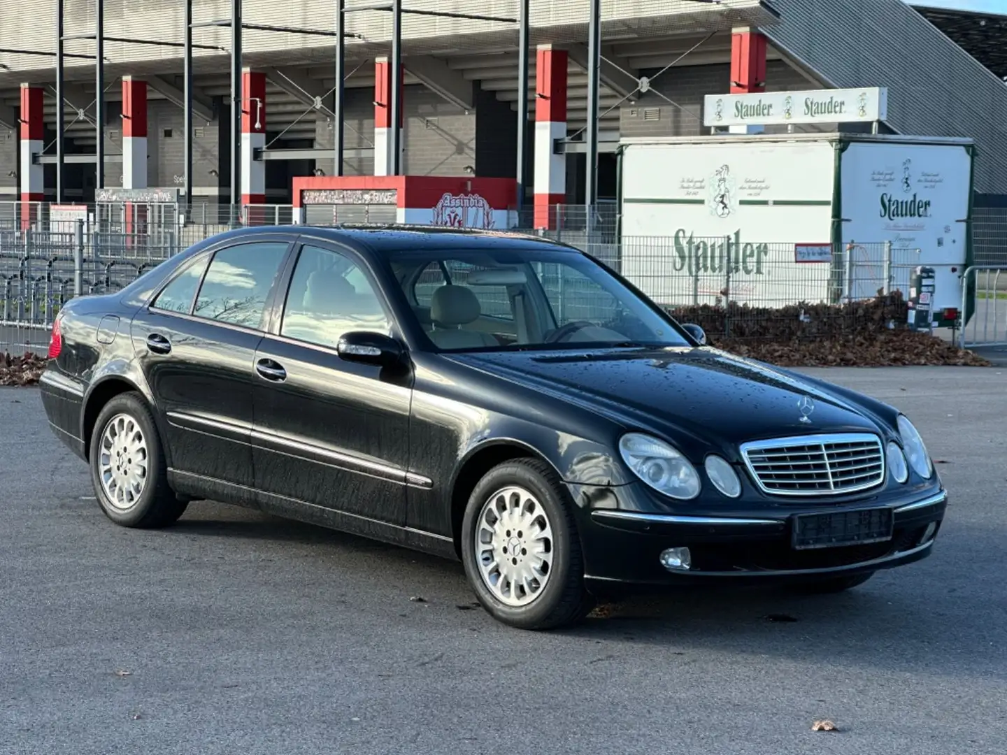 Mercedes-Benz E 320 *AUTOMATIK*LEDER*SITZHZ*SCHIEBEDACH* Černá - 1