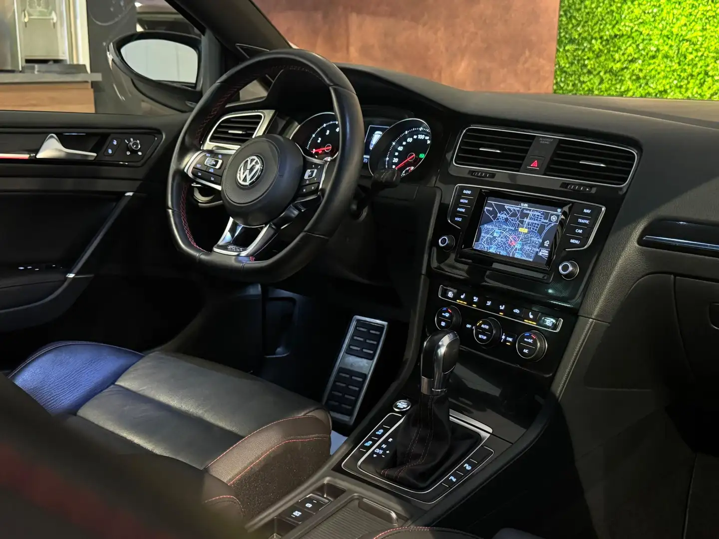 Volkswagen Golf GTI 2.0 TSI 220 PK |DYNAUDIO|KEYLESS|XENON|LEDER Zwart - 2