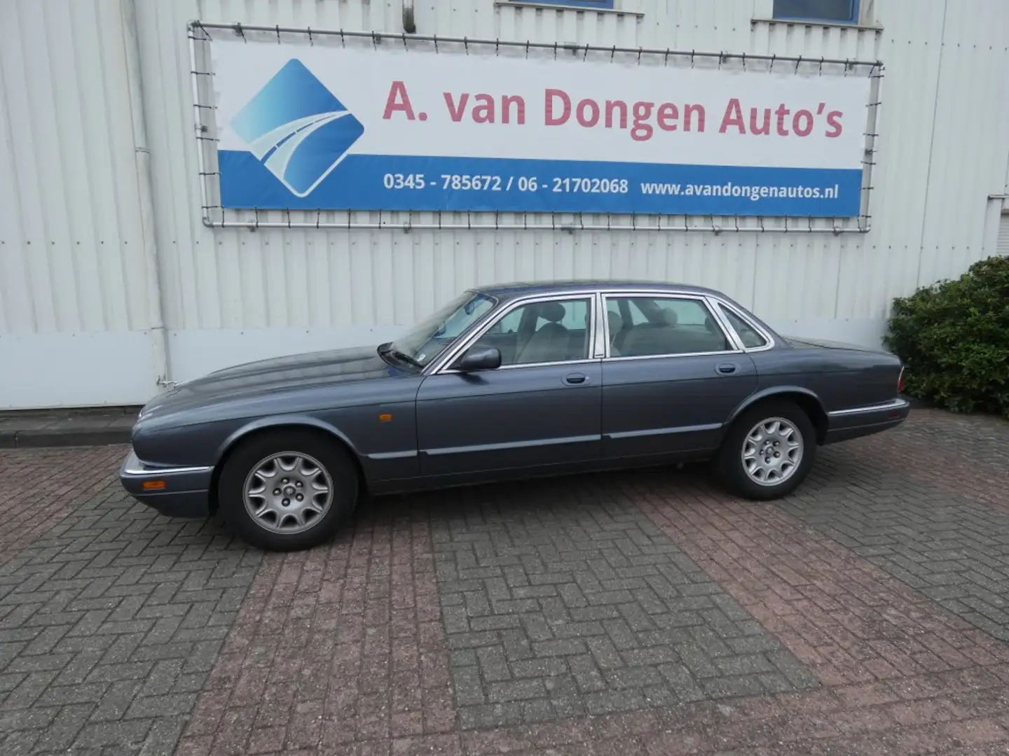 Jaguar XJ 4.0 V8 SPORTAutomaat,Leer,TrhaakSchuifdak,APK 7-11 Blauw - 1
