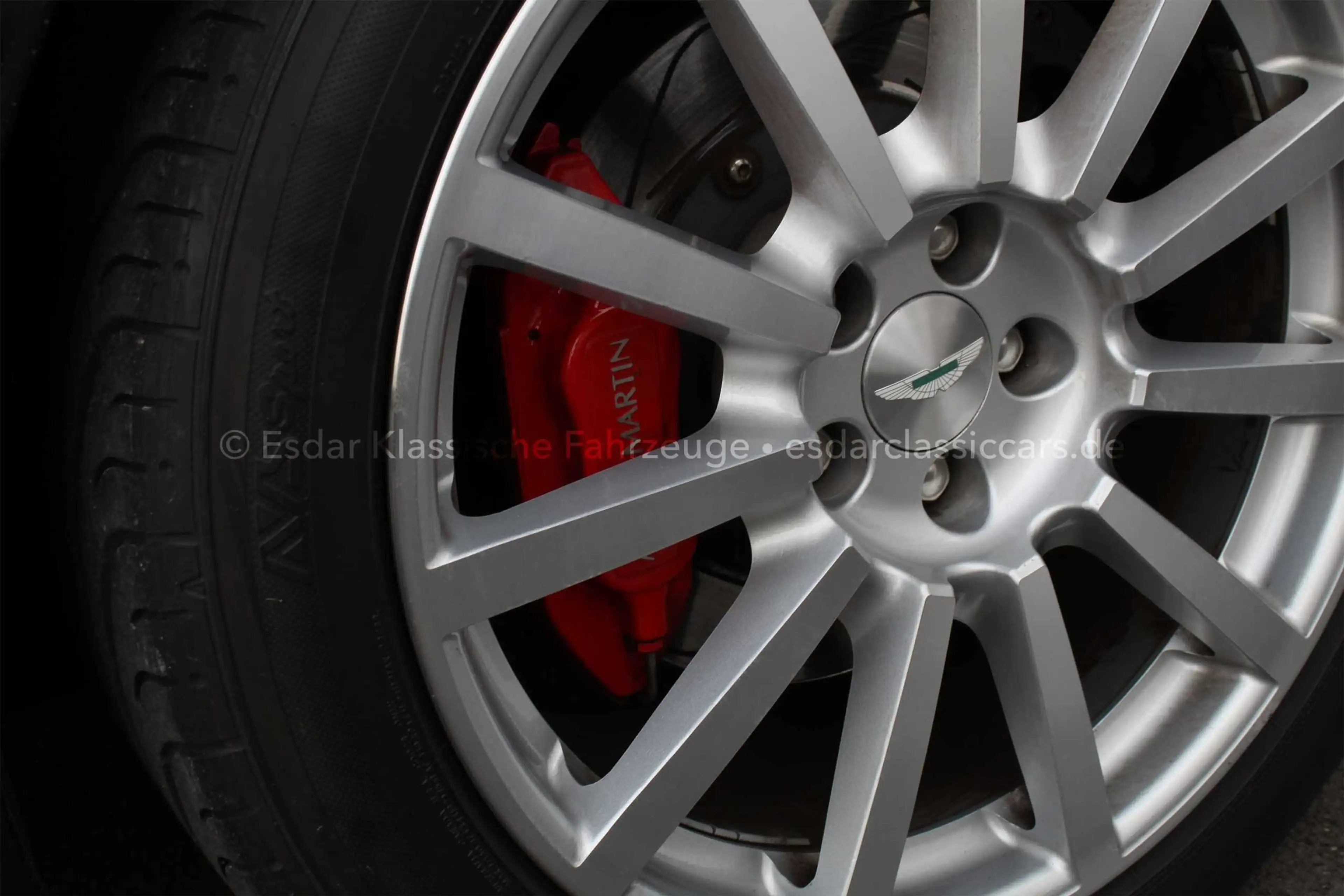 Aston Martin Vanquish S — photo 3
