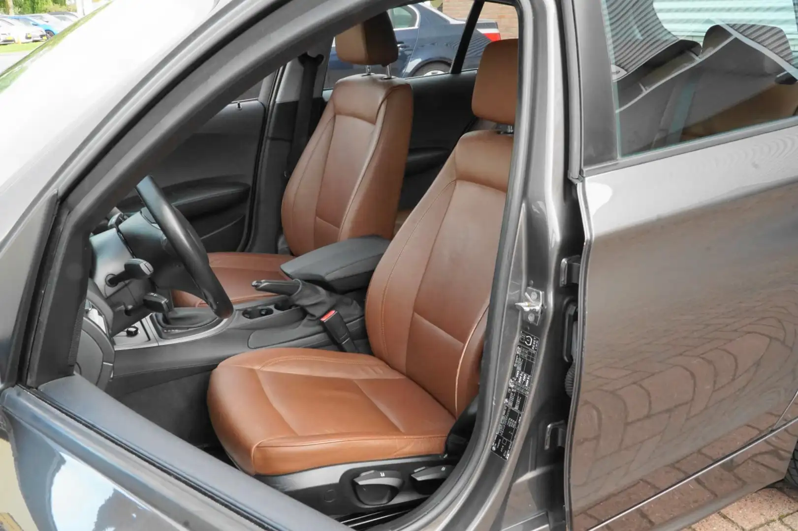 BMW 118 1-serie 118i High Executive LEDER AUTOMAAT Bruin - 2