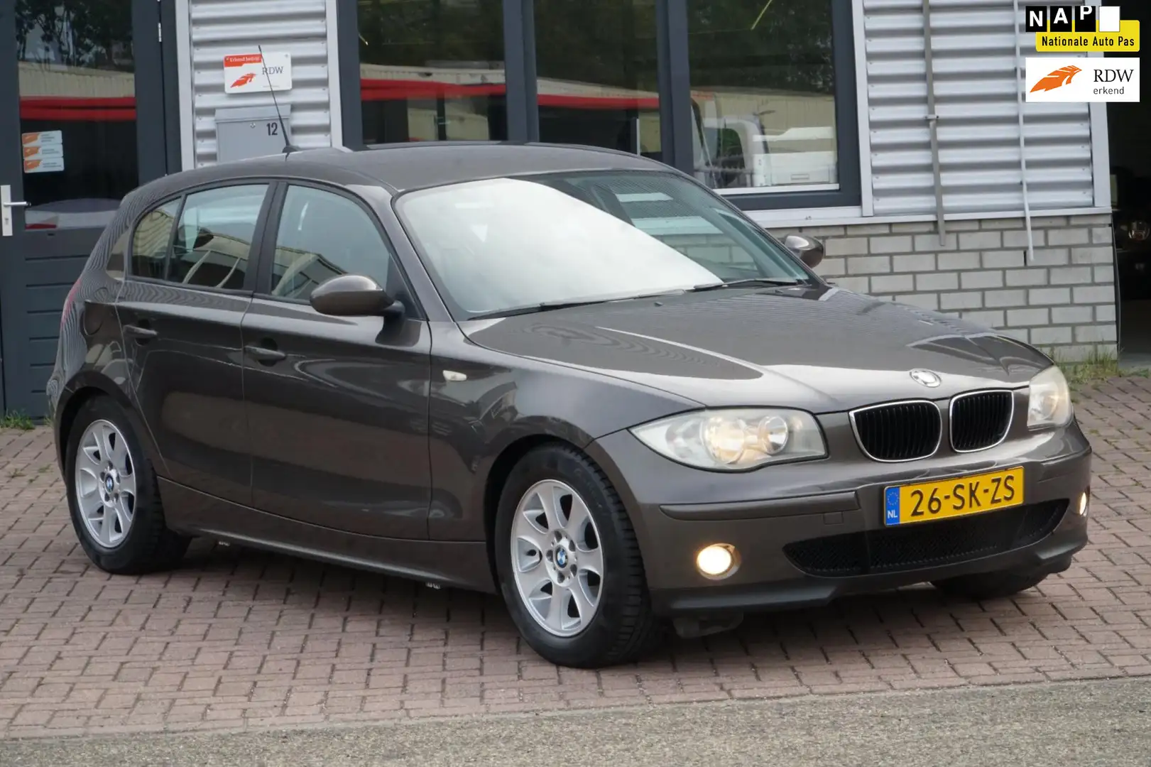 BMW 118 1-serie 118i High Executive LEDER AUTOMAAT Bruin - 1
