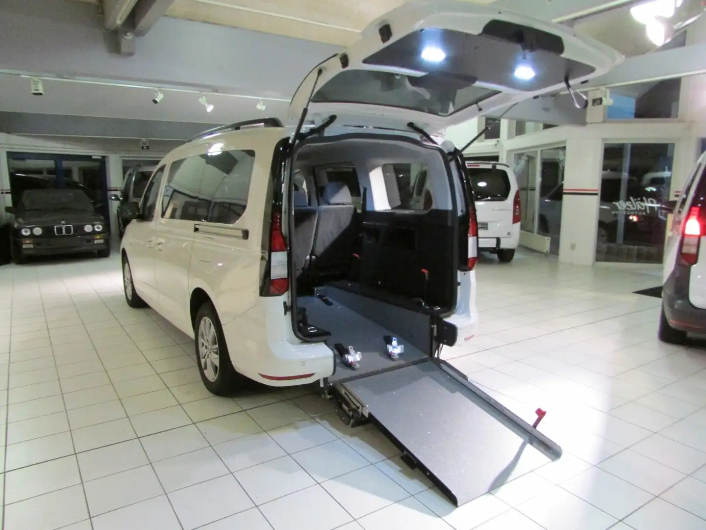 Volkswagen Caddy Life Maxi Behindertenger./Rollstuhlumbau Weiß - 1