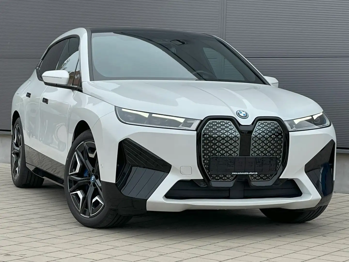 BMW iX 50 xDrive Sport*Pano*Laser*360°*H/K*AHK* Bílá - 2