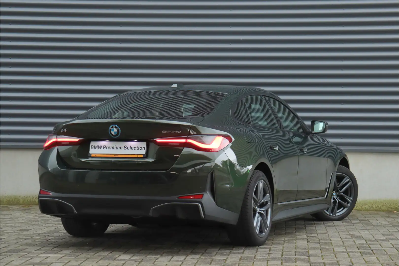 BMW i4 EDrive40 | High Executive / Trekhaak / Comfort Acc Groen - 2