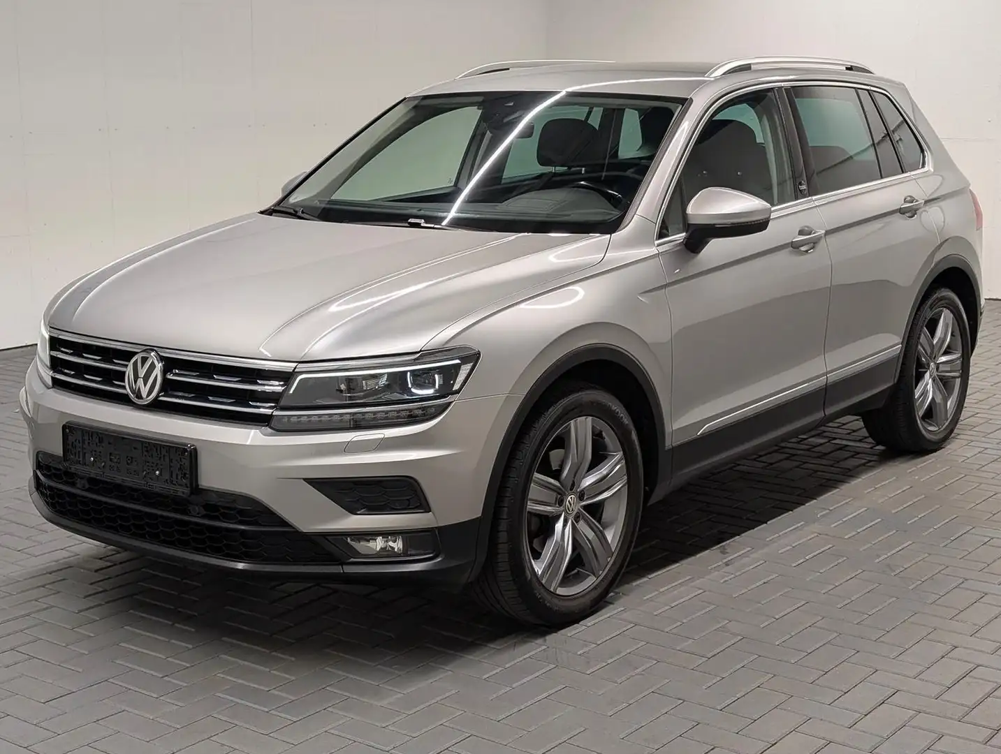 Volkswagen Tiguan LED/SHZ/AHK/ACC/Navi/Mirro Link/HUD Silber - 1