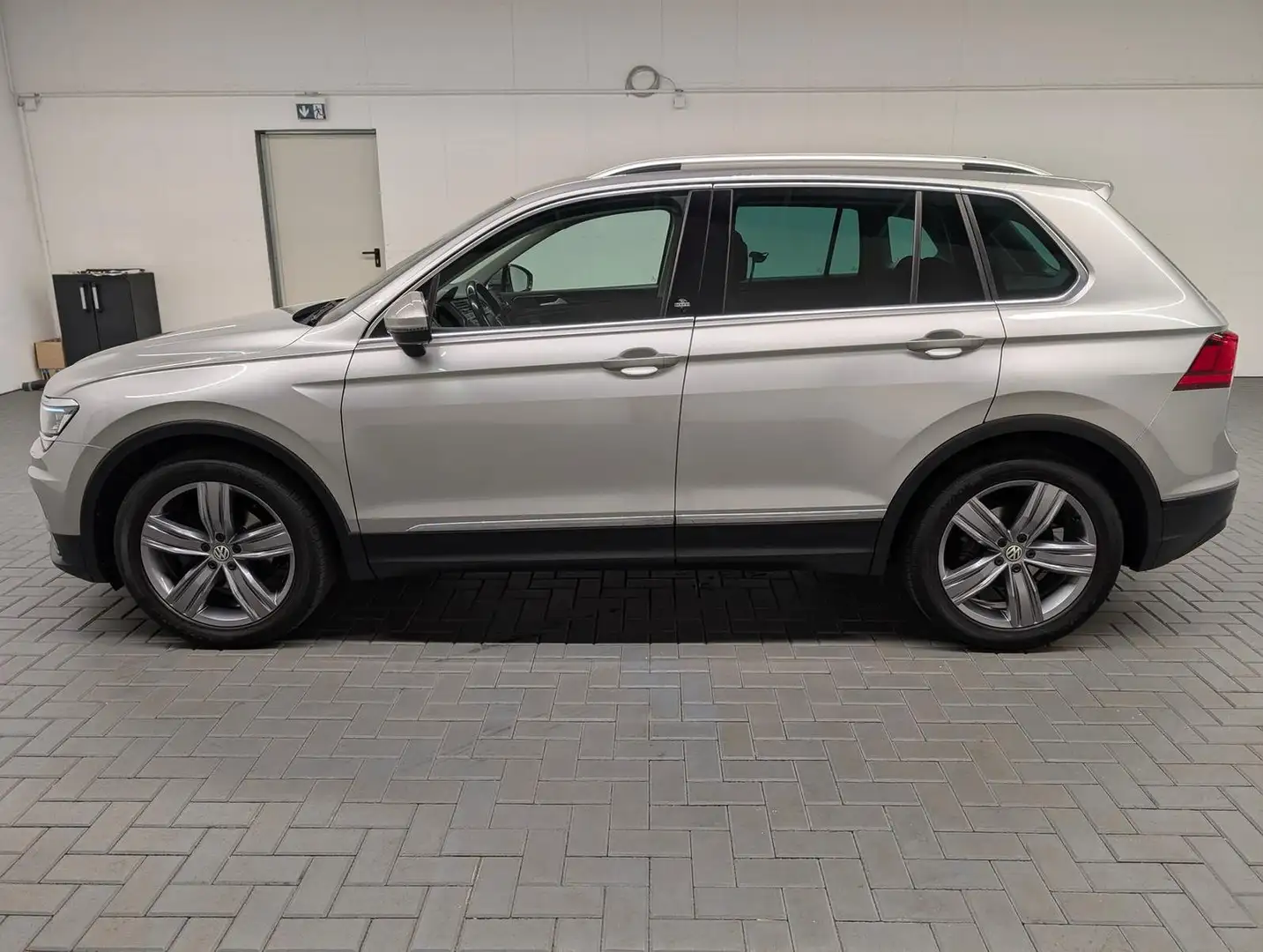 Volkswagen Tiguan LED/SHZ/AHK/ACC/Navi/Mirro Link/HUD Silber - 2