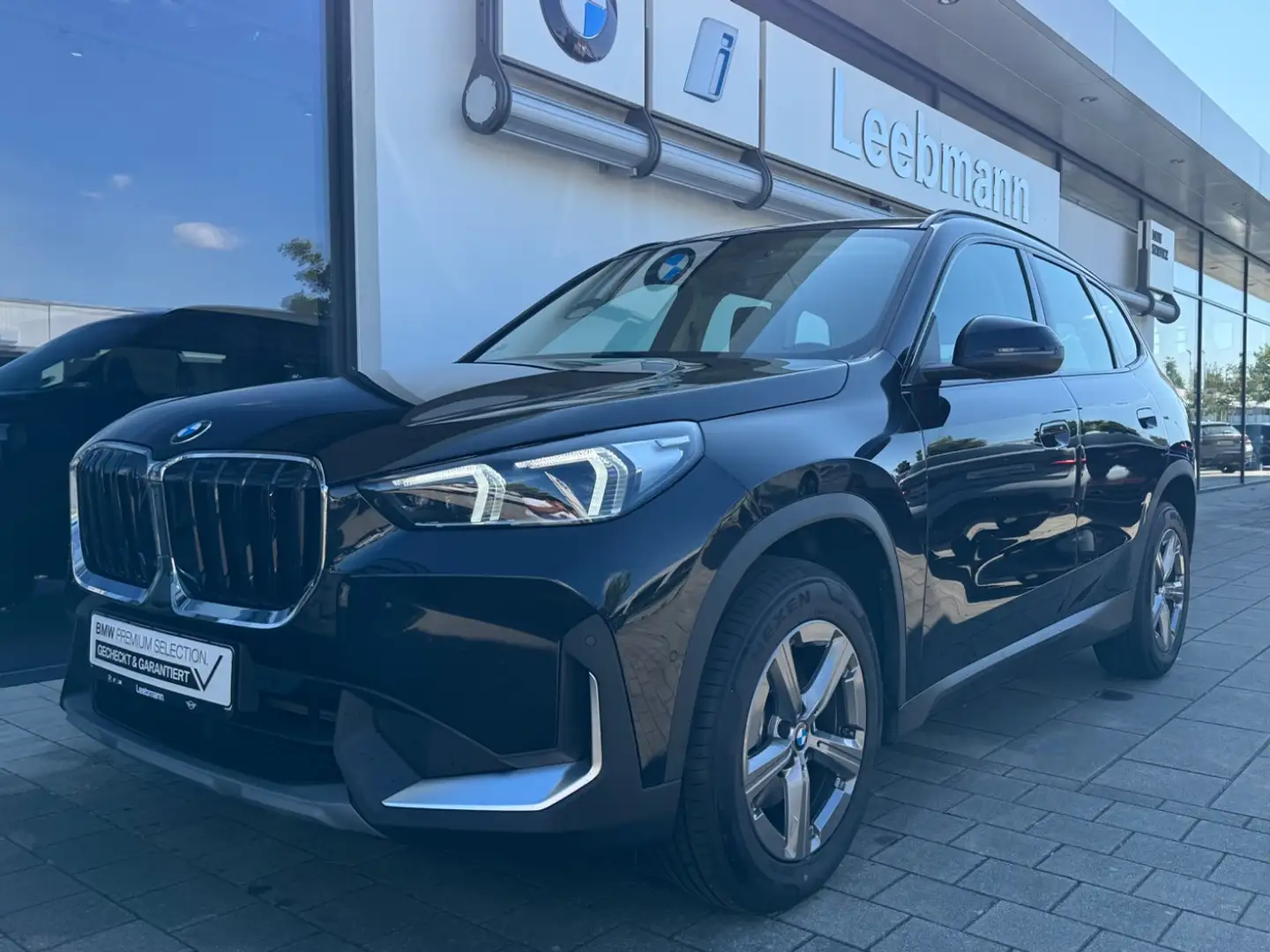 BMW X1 sDrive18i AHK/DrivAssi/PremiumPaket/KomfZug. Negro - 2