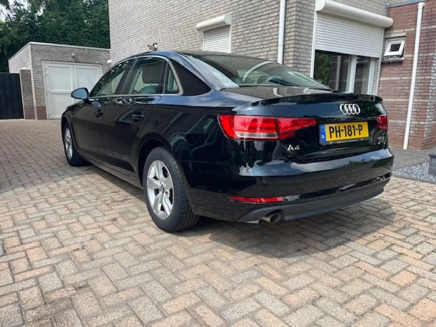 Audi A4 A4 1.4 TFSI Design ProL Zwart - 2