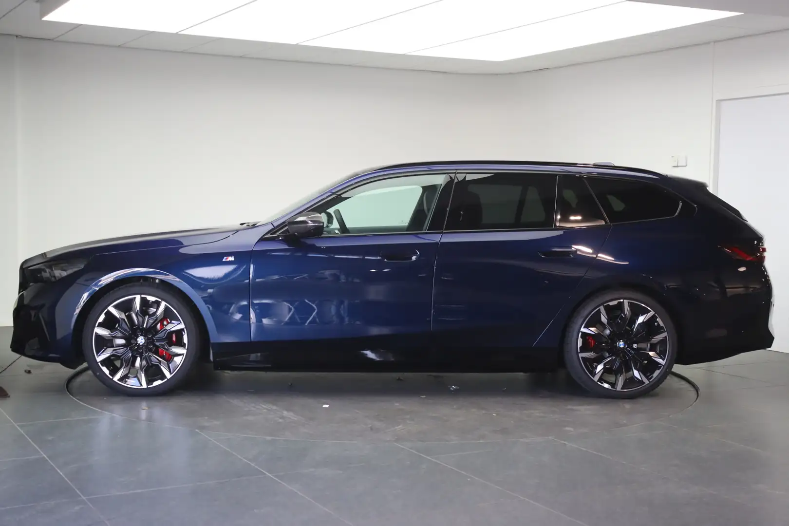 BMW i5 Touring M60 xDrive / Panoramadak / Trekhaak / Bowe Blauw - 2