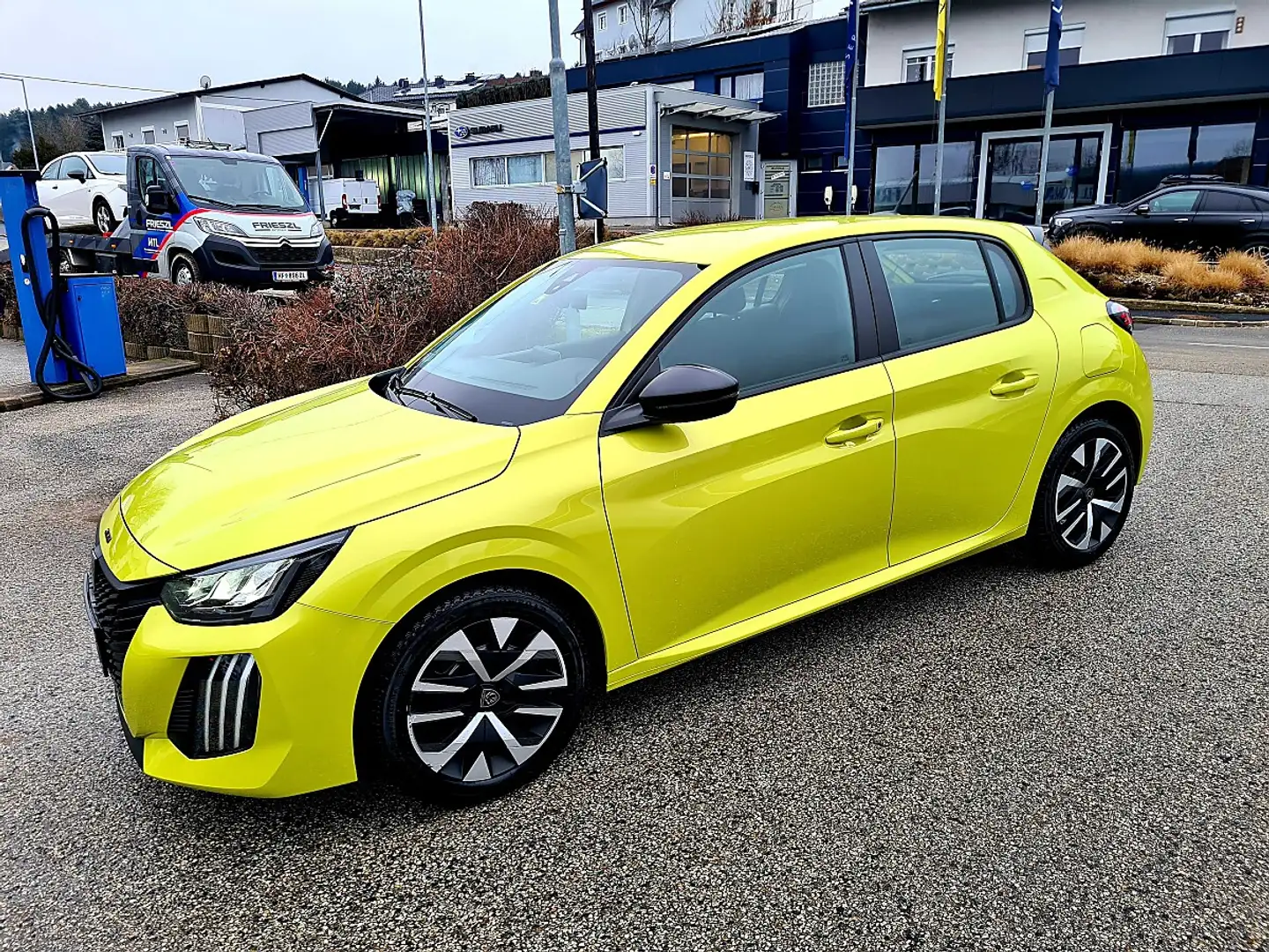 Peugeot 208 Active 1,2 PureTech 75, AHK! Gelb - 2