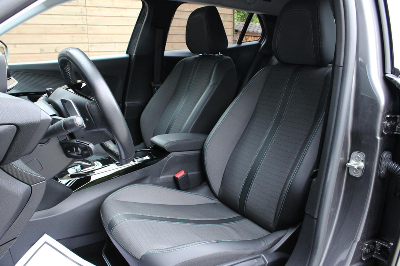 Peugeot 2008 1.2 PureTech Allure CAMERA | CARPLAY | 3D — photo 5