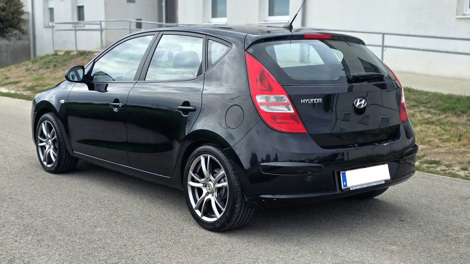 Hyundai i30 1,6i **MIT PICKERL** - 1