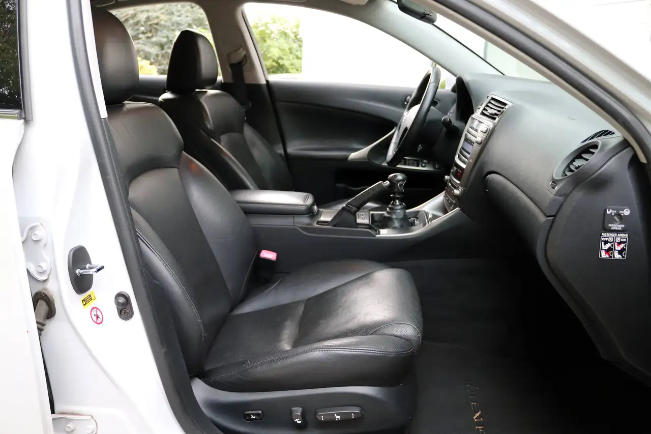 LEXUS IS 250 LUXE V6 208 ch BVM - 1ère MAIN - CUIR VENTILLÉS - 151900 km