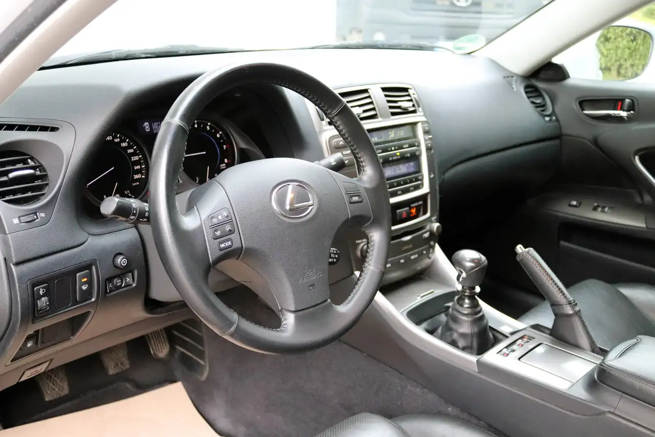 LEXUS IS 250 LUXE V6 208 ch BVM - 1ère MAIN - CUIR VENTILLÉS - 151900 km