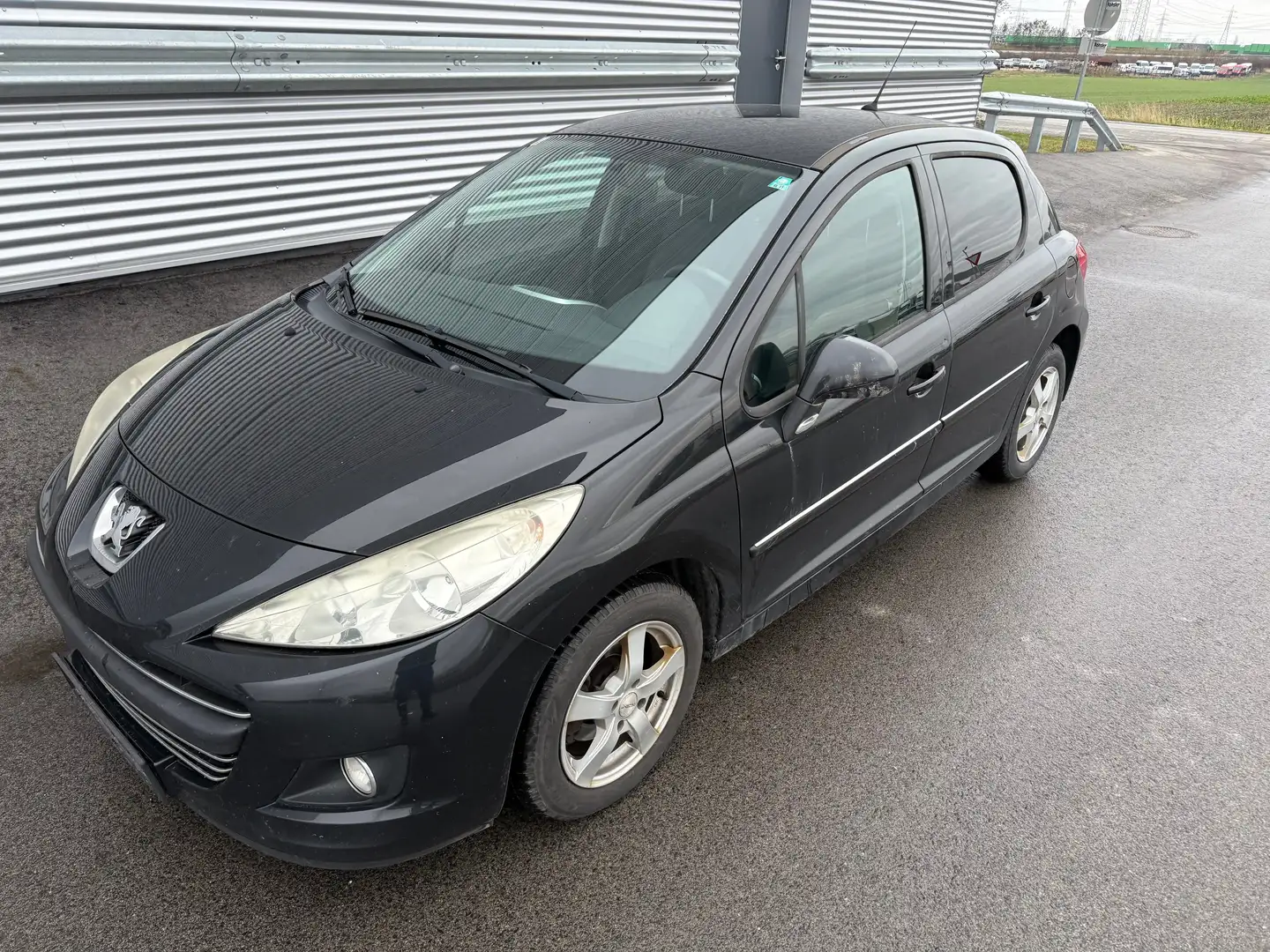 Peugeot 207 Active 1,6 HDi 95 FAP ID:14 Schwarz - 1
