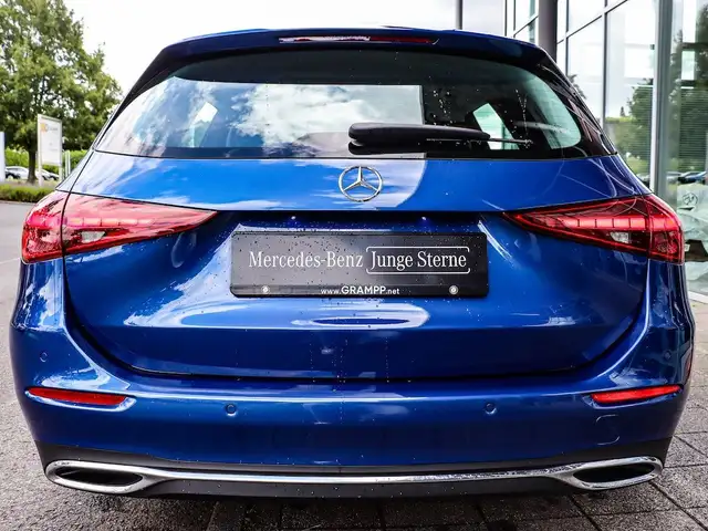 Mercedes-Benz C-Class view 4
