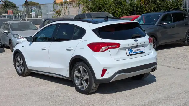 Ford Focus view 3