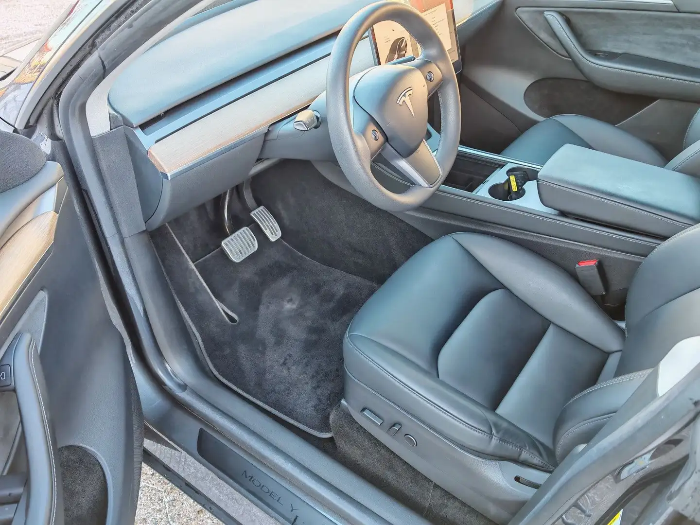 Tesla Model Y LongRange AWD / AHK Grau - 2