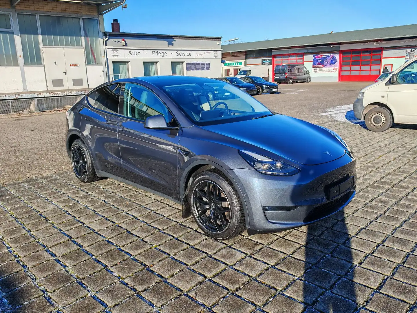 Tesla Model Y LongRange AWD / AHK Grau - 1