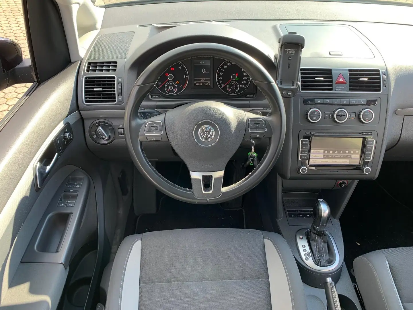 Volkswagen Touran Life DSG KAMERA NAVI AHK Panorama-Dach Black - 2