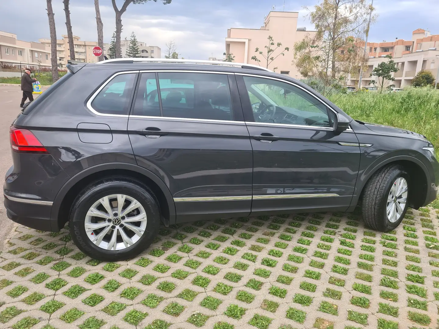 Volkswagen Tiguan Tiguan II 2021 2.0 tdi Life 122cv Grigio - 2