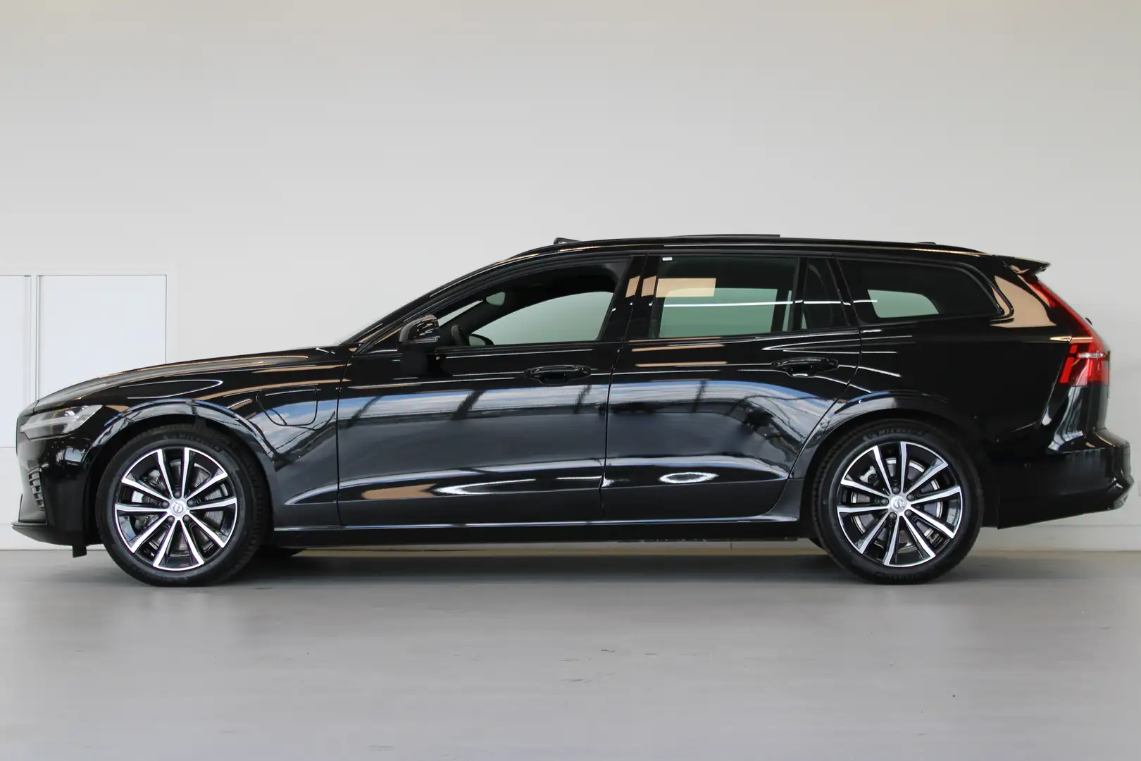 Volvo V60 T6 355PK Plus Dark | 360° | H&K Audio | Trekhaak | Zwart - 2