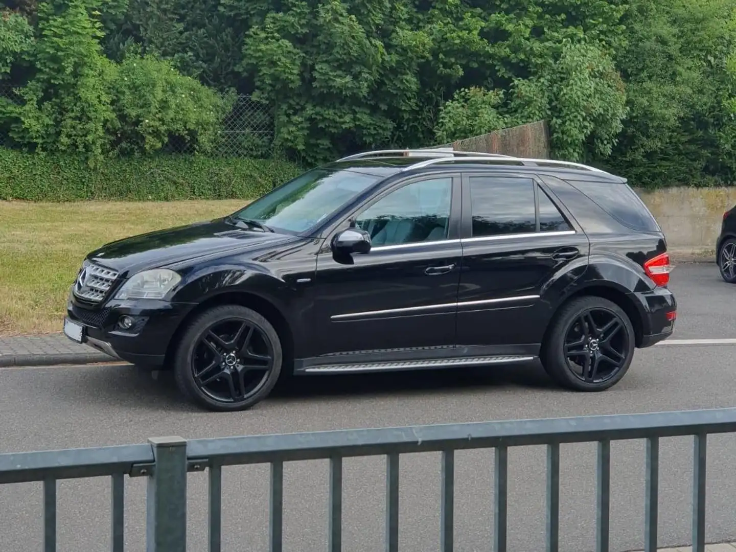 Mercedes-Benz ML 300 M-Klasse Diesel 4Matic 7G-TRONIC BlueEFFICIENCY Schwarz - 2
