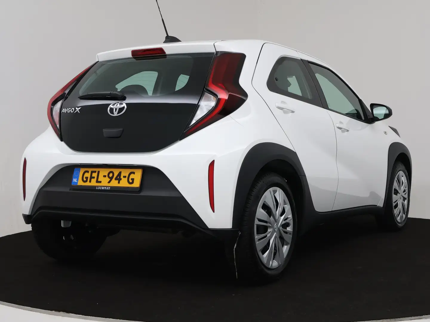 Toyota Aygo X 1.0 VVT-i MT play | All-season banden | Apple Carp Wit - 2
