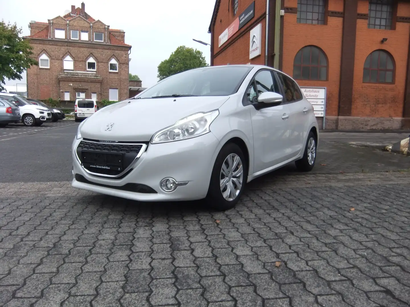 Peugeot 208 Active Weiß - 1
