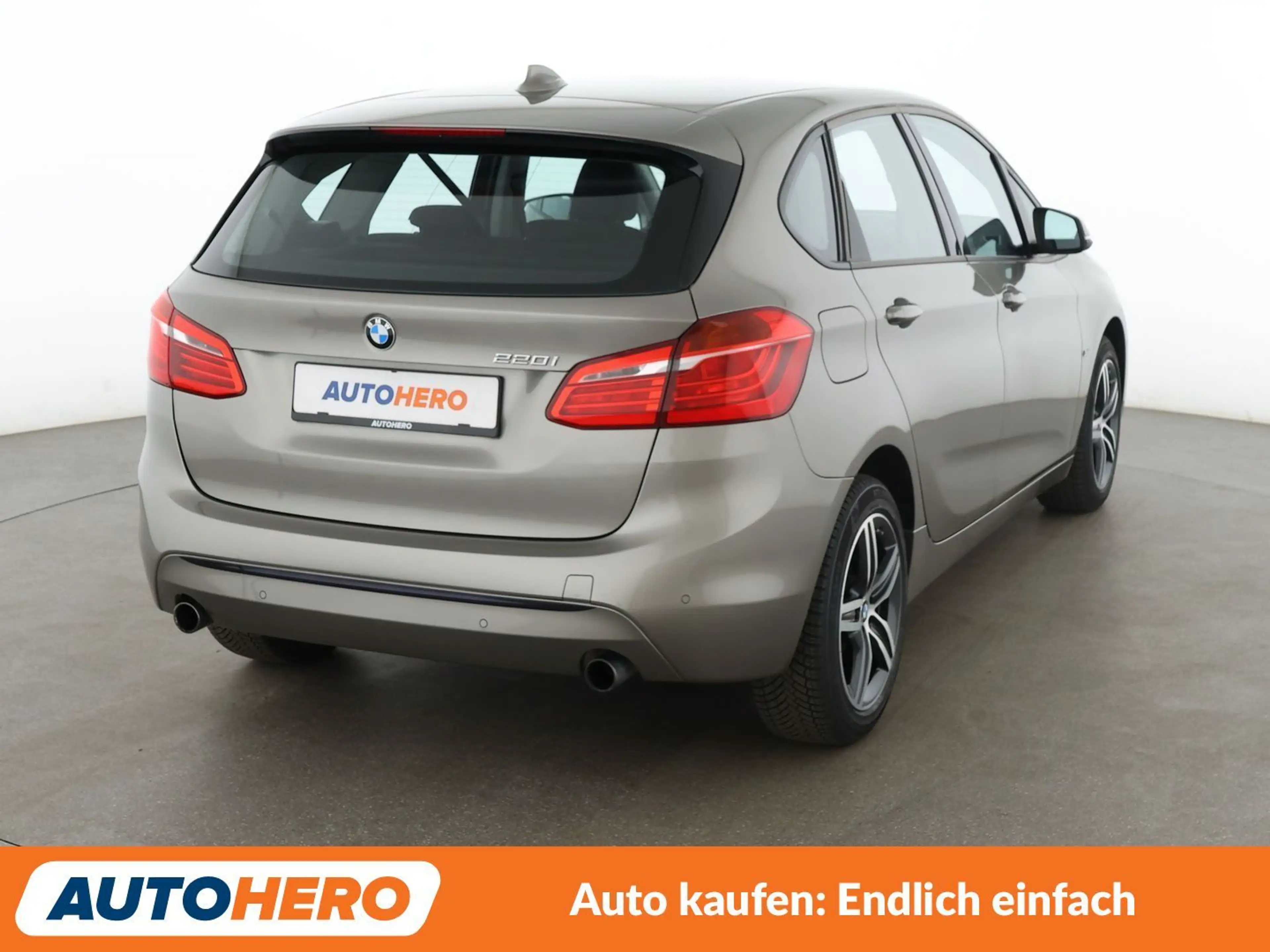 BMW 220 220i Active Tourer Sport Line *PDC*SHZ*KLIMA*PLA* — photo 6