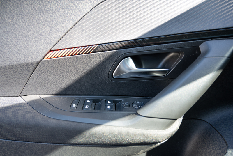 Peugeot 2008 Active Pack 1.2 PureTech 130 *KAMERA*LED*SHZ*DAB* — photo 11