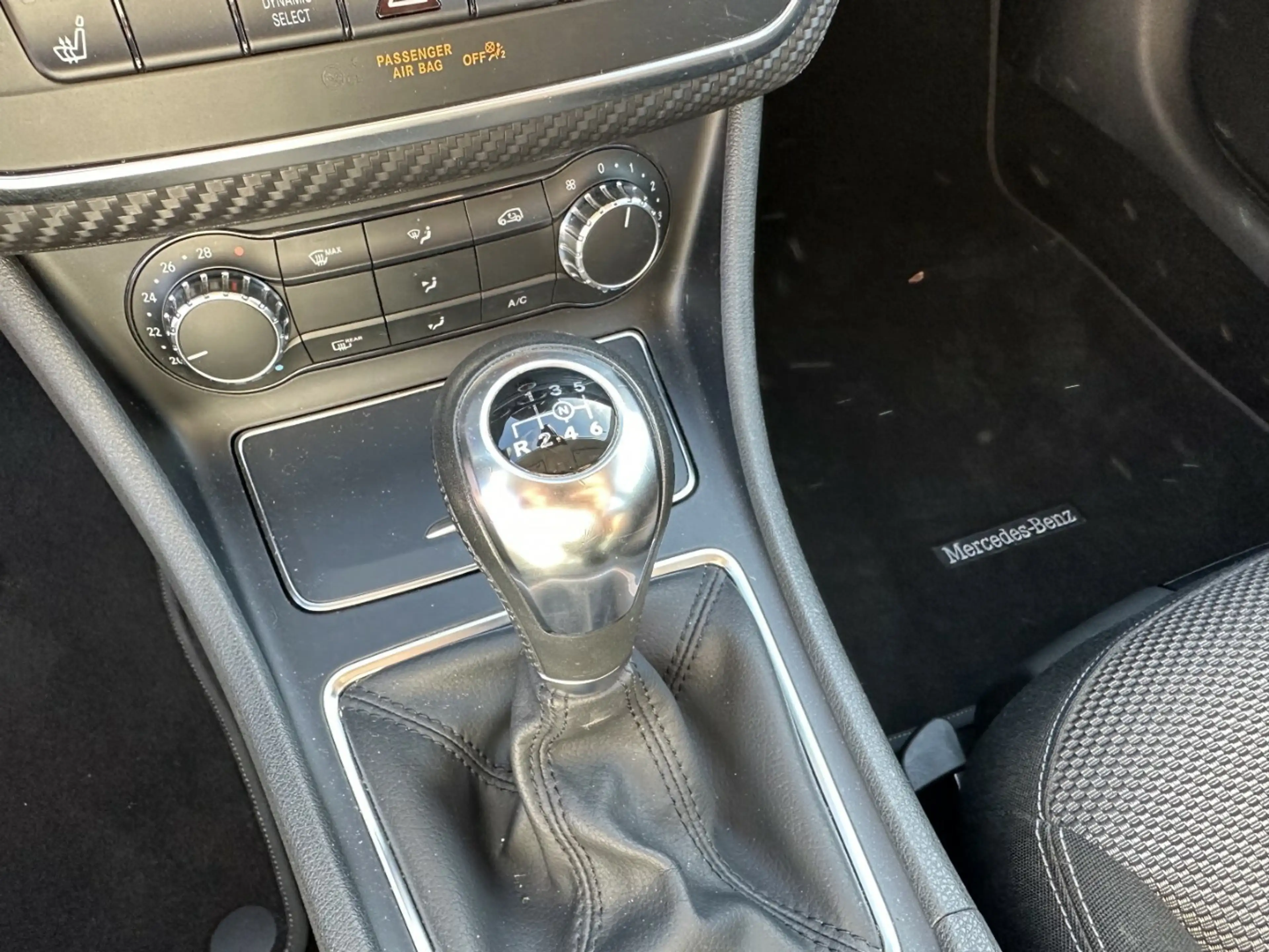 Mercedes-Benz GLA 180 +Navi+Sitzheizung+ — photo 12