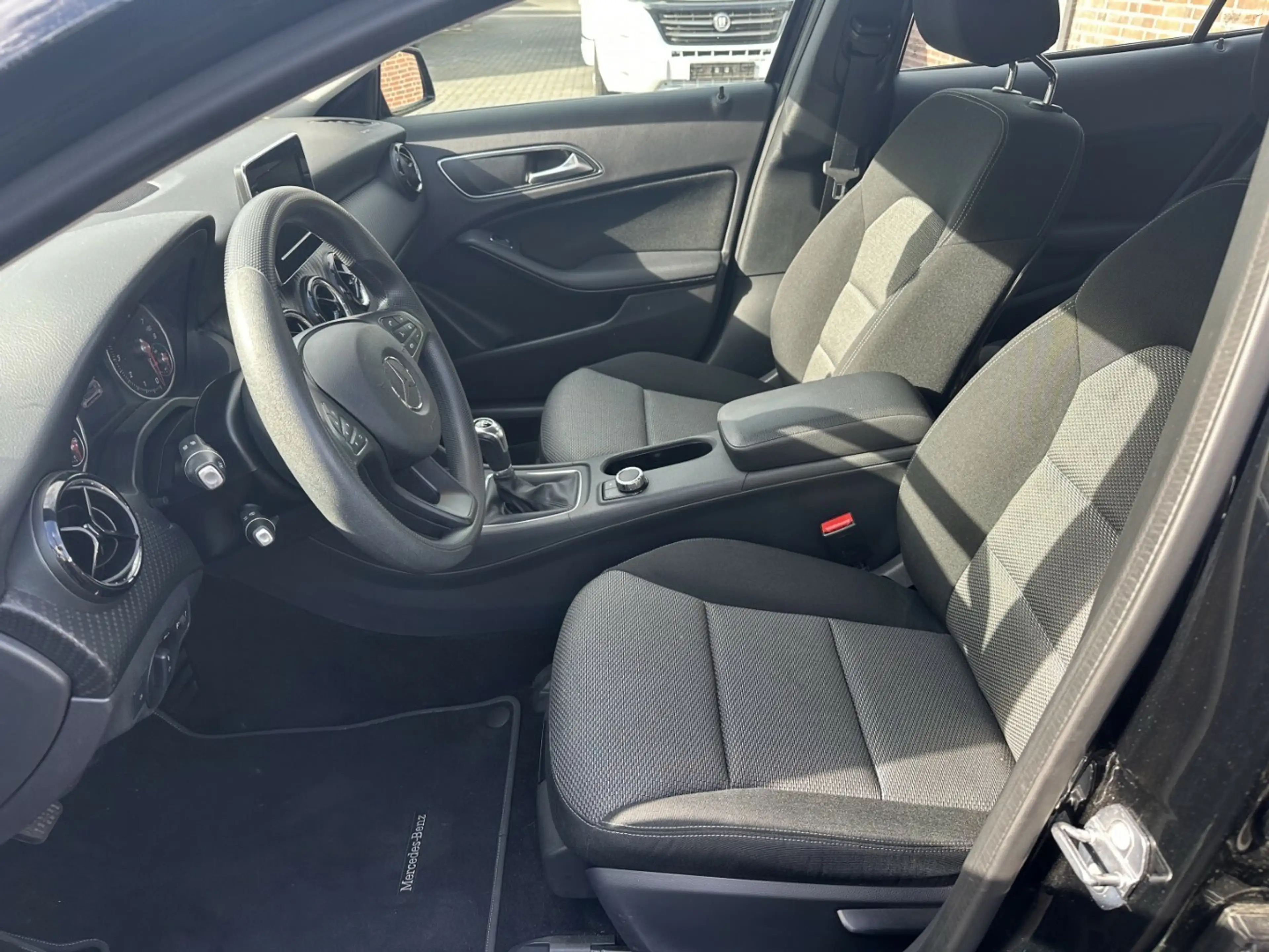 Mercedes-Benz GLA 180 +Navi+Sitzheizung+ — photo 6